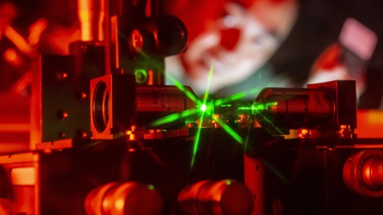 The Vietnamese Ph.D. candidate Quyet Ngo investigates optical fibers.