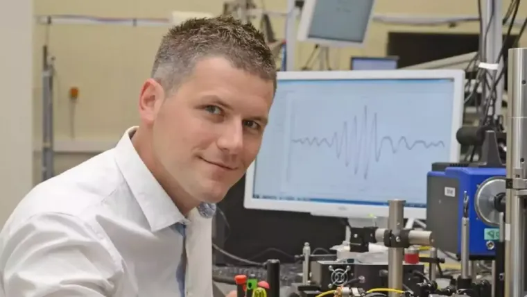 Dr. Pupeza with a prototype electric-field-resolving spectrometer for the molecular fingerprint region, developed in his lab.