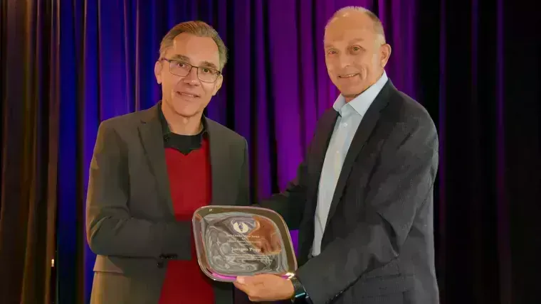 Prof. Dr. Jürgen Popp, honoree of the Charles Mann Awards (l.), and Prof. Dr. Igor Lednev, Professor at the University at Albany - State University of New York (r.)