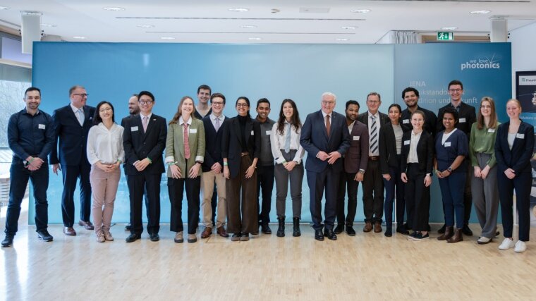 Federal President Frank-Walter Steinmeier with students of the Abbe School of Photonics