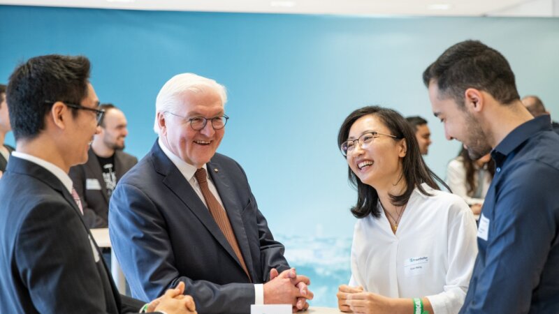 Federal President Frank-Walter Steinmeier speaks with Abbe School of Photonics students and researchers