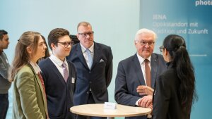 Federal President Frank-Walter Steinmeier speaks with Abbe School of Photonics students and researchers
