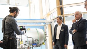 Fraunhofer IOF researchers present a handheld 3D scanner for digitizing complex objects to Federal President Frank-Walter Steinmeier.