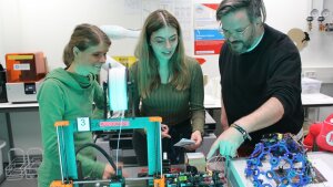 The MINT Makerspace Team in the Lichtwerkstatt Jena.