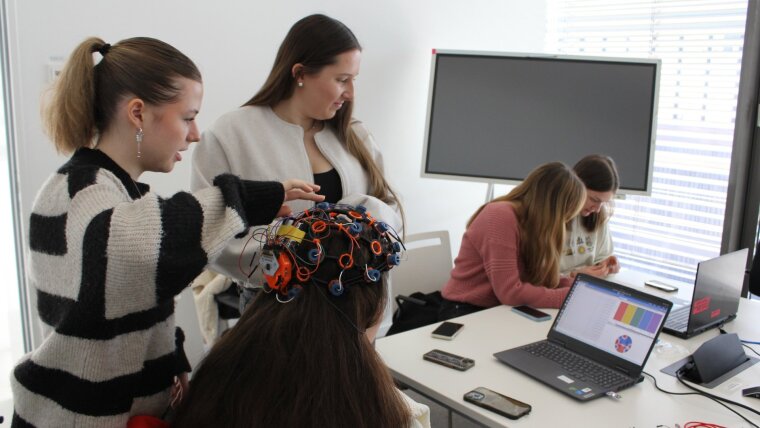 Schülerinnen am Forsche Schüler Tag 2025 im Umgang mit Biosignal-Sensoren
