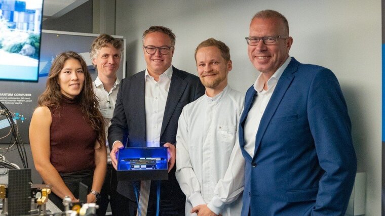 Minister President Mario Voigt (third from left) holds the Gaussian boson sampler, a key component for Germany's first quantum computer.