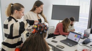Students at Forsche Schüler Tag 2025 learning how to use biosignal sensors