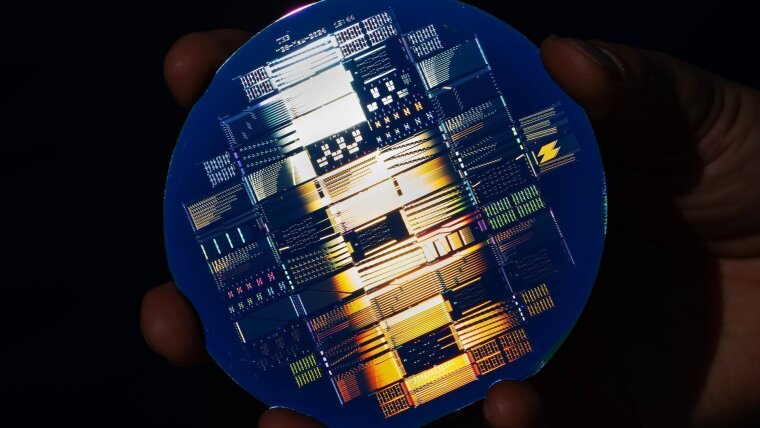 Integrated Photonic Circuits (PICs) on a silicon wafer