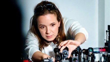 Dr. Elena GOI, in the Nano Lab