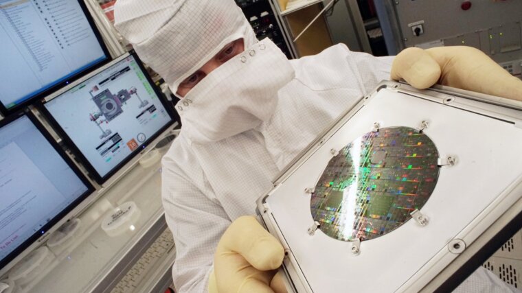 Electron-beam written optical circuits on a 4-inch silicon wafer.