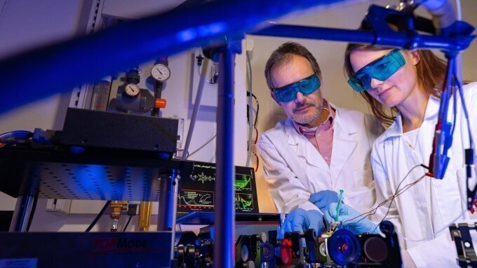 Dr. Linda Zedler und Prof. Dr. Benjamin Dietzek-Ivanšić in the laboratory.