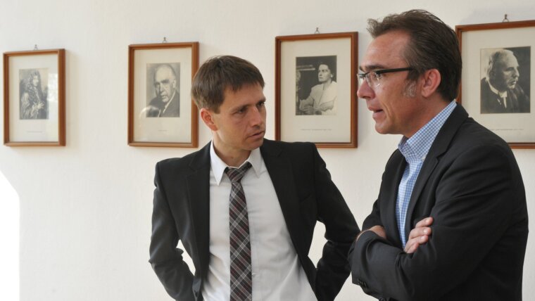 Prof. Thomas Pertsch (left), in discussion with Prof. Jürgen Popp (right).