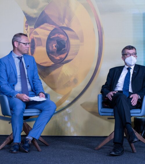 Inauguration ceremony of the Quantum Hub Thüringen in 2021. Prof. Walther Rosentahl and Prof. Oliver Mauroner.