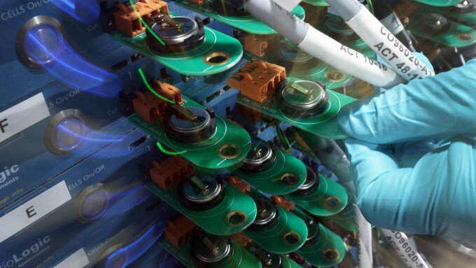 Novel concepts of electrochemical energy storage based on organic materials.